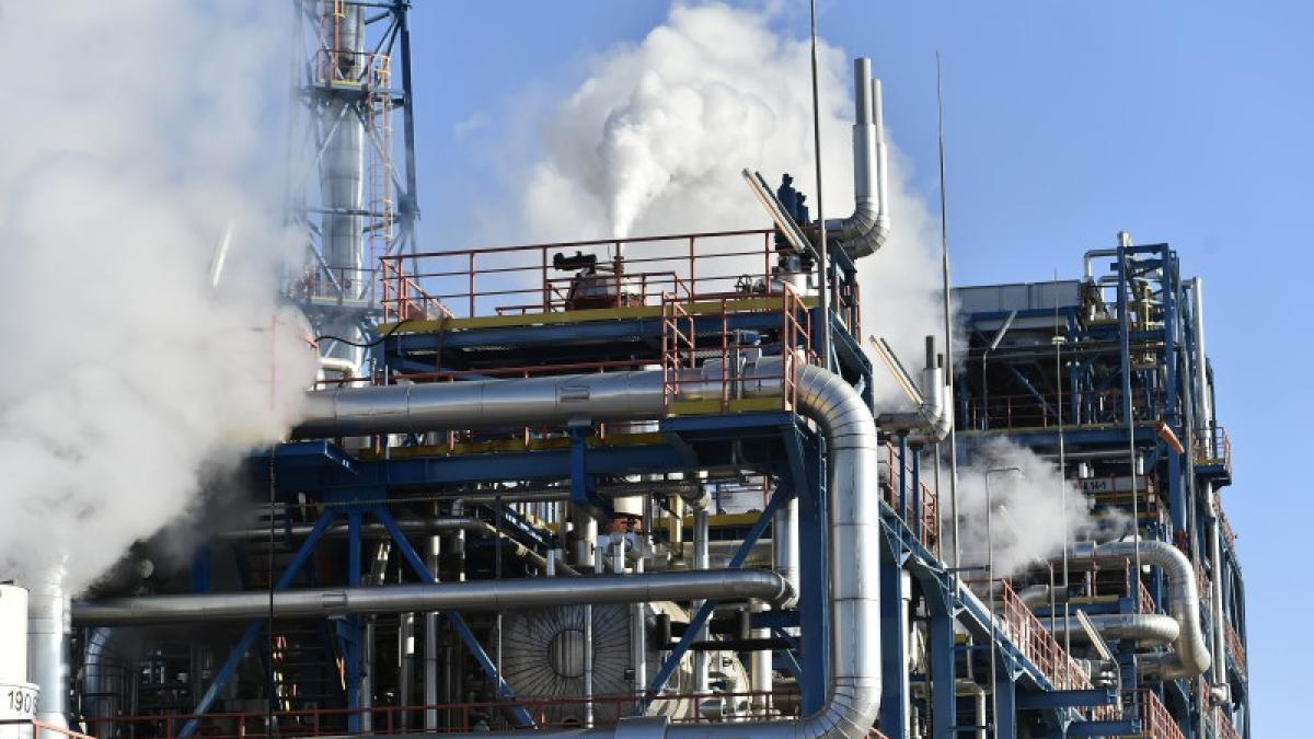 Alertă la Rafinăria Petromidia! Două persoane au căzut într-un bazin | Una dintre victime a murit 