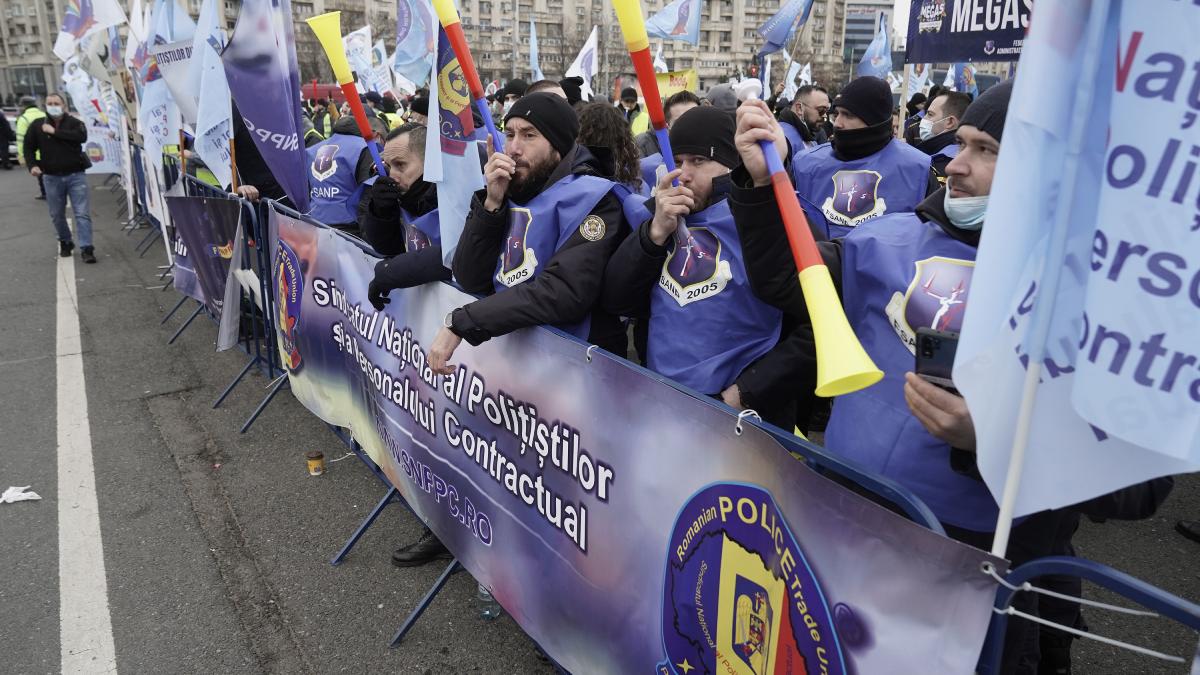 politistii ies la proteste blocare sistem