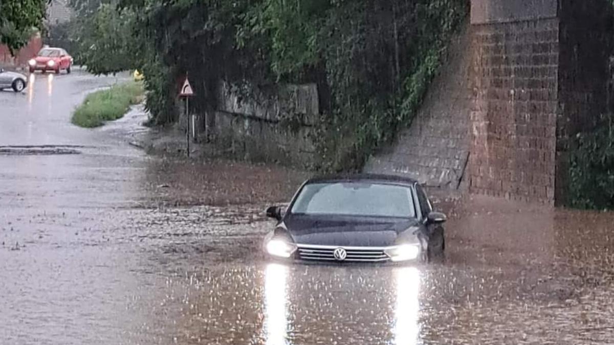 o masina cu patru persoane printre care si doi copii a ramas blocata in apa in dragasani