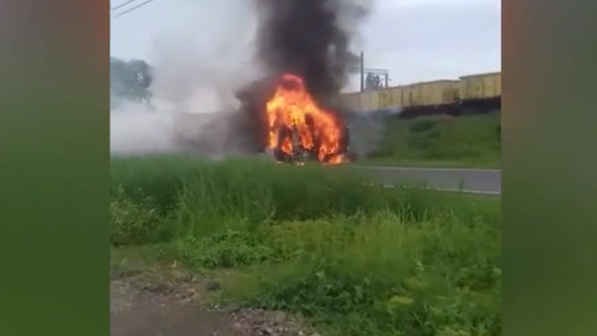 tir in flacari dupa ce s a izbit de o autoutilitara plina cu cereale galati