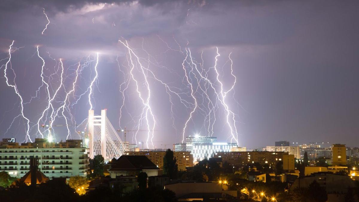 cod rosu ploi torentiale descarcari electrice lista localitazilor avertizare meteo