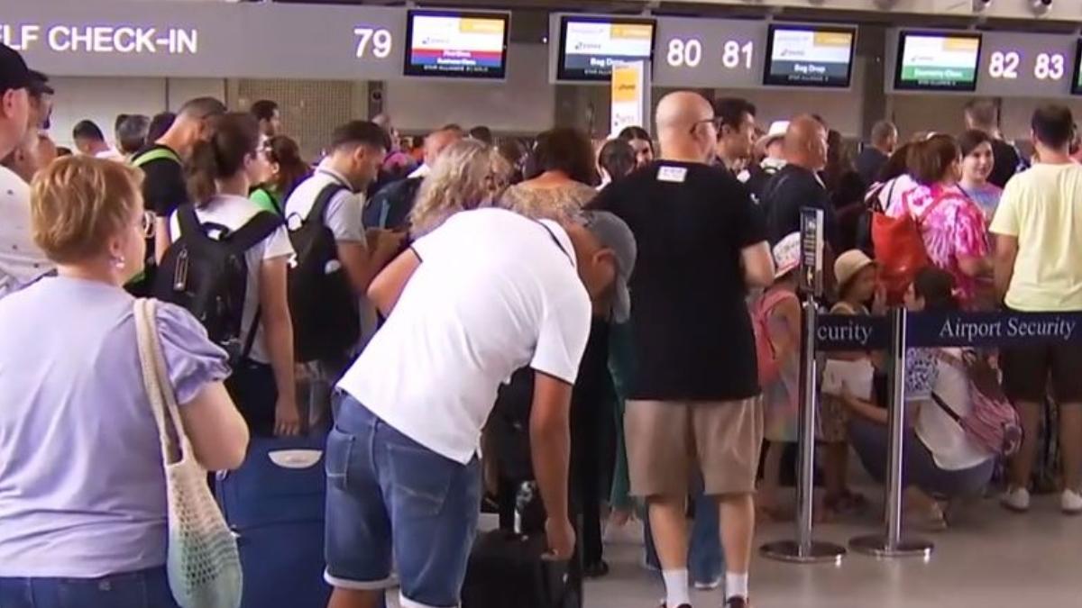 cozi uriase aeroporturi oamenii inca pleaca spre rodos insula incendii