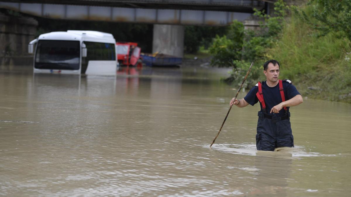 Alertă hidrologică: E cod roșu de inundații! Viituri şi depăşiri ale cotelor de apărare