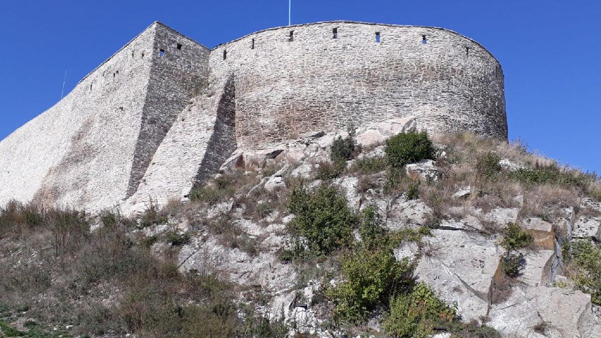 cetatea construita pe un con vulcanic