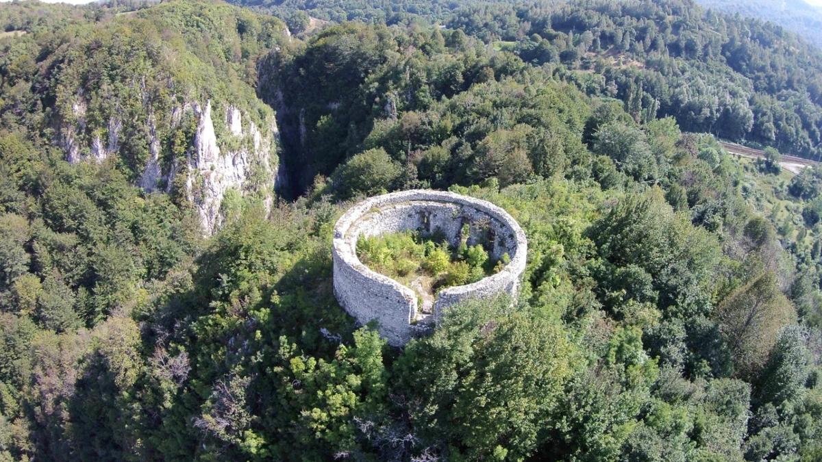 cetatea din romania interzisa turistilor este printe cele mai periculoase monumente unesco