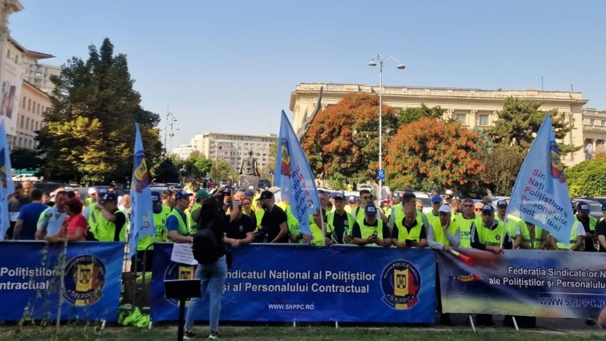 politstii protesteaza din nou in fata mai si a guvernului