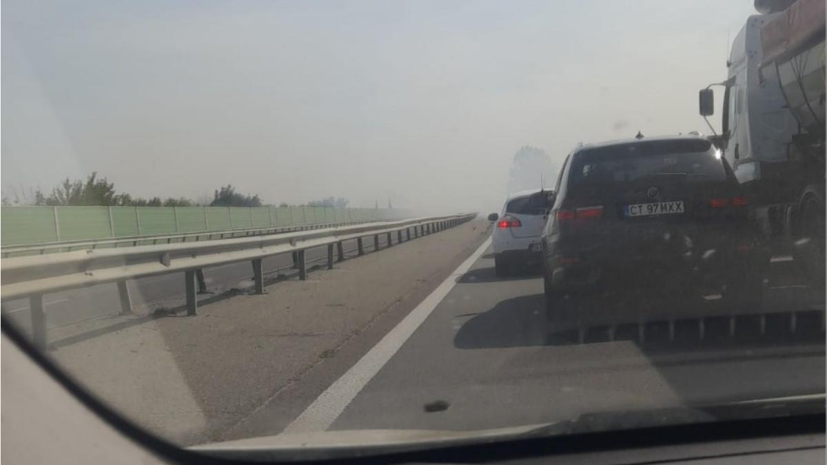 Trafic blocat total pe autostrada A1 Bucure?ti-Pite?ti, din cauza unui incendiu de vegeta?ie