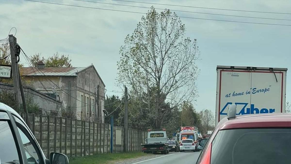 accident microbuz dn72 arichesti prahova