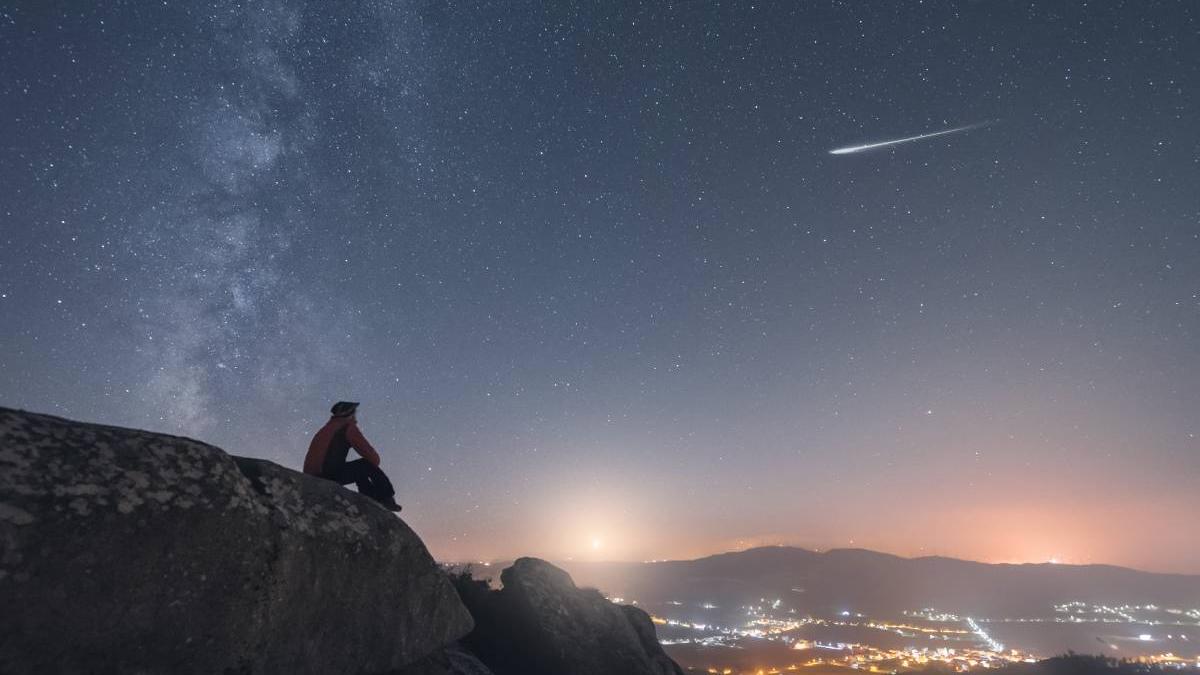 Ploaie de stele căzătoare în România. Vom putea observa 10-15 pe oră!