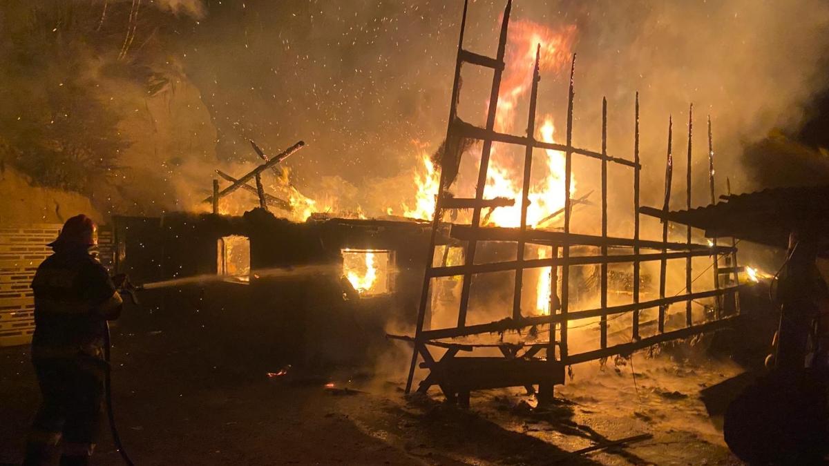 Casă cuprinsă de flăcări, în Dâmbovicioara, judeţul Argeş! Incendiul ar fi pornit de la coşul de fum care era defect