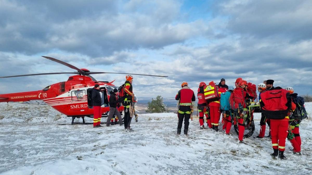 Persoană căzută de pe o stâncă, de la o înălţime de 50 de metri, în masivul Hășmașul Mare