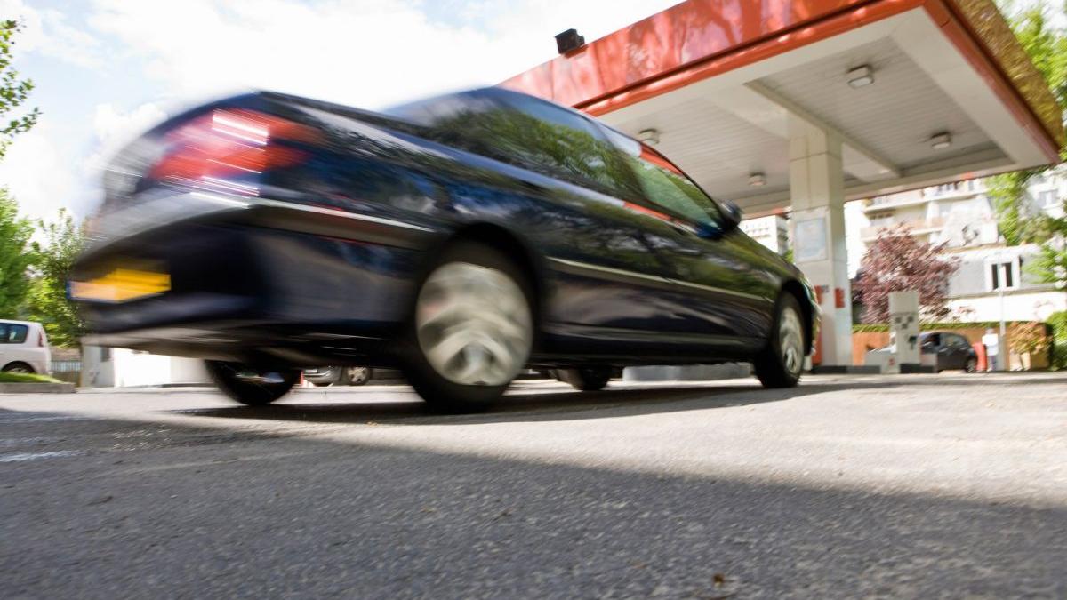 pret benzina motorina carburanti profimedia images