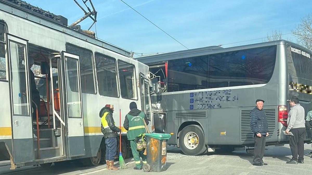 Autocar izbit în plin de un tramvai, în București