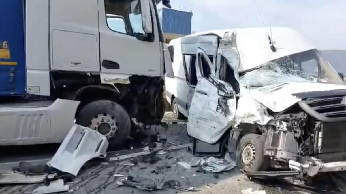 VIDEO Accident grav cu două camioane și un microbuz în Mehedinți Mai multe persoane au fost