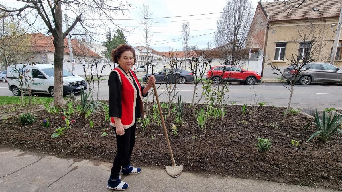 Exemplu de spirit civic la 91 de ani! Doamna Doina, fostă învăţătoare, îşi îngrijeşte cu entuziasm spaţiul verde din faţa casei, în Oradea