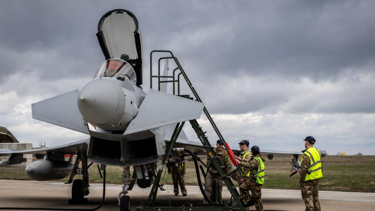 ?ase aeronave Eurofighter Typhoon au aterizat la baza Mihail Kog?lniceanu.

