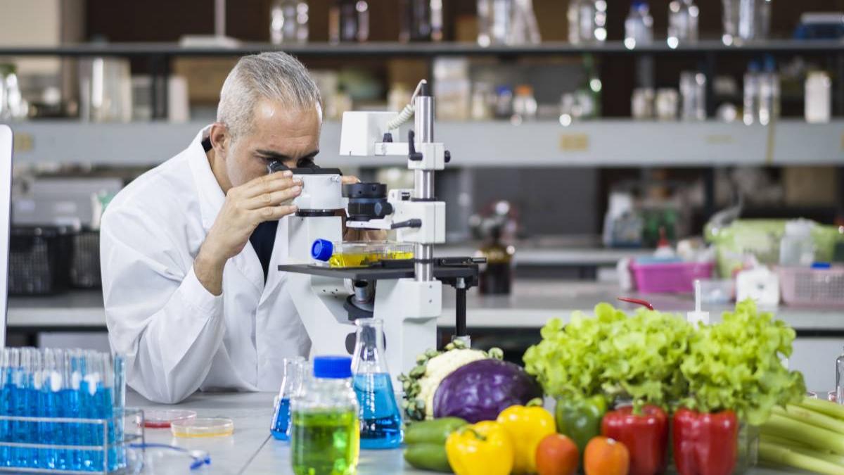 legume fructe pesticide Getty Images - Thana Prasongsin