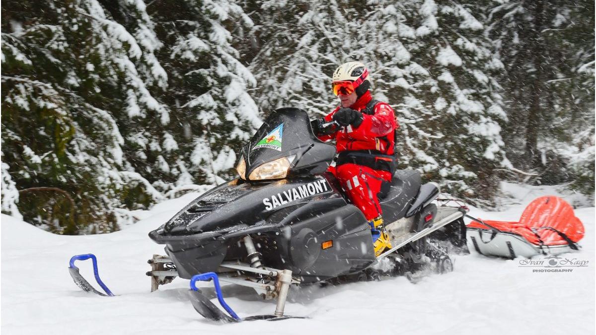 femeie prinsa de avalansa salvamont 