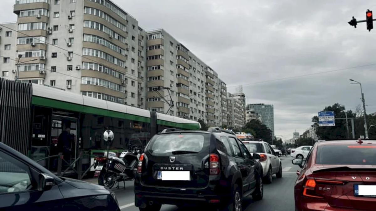 accident tramvai masina banu manta bucuresti doua pasagere ranite