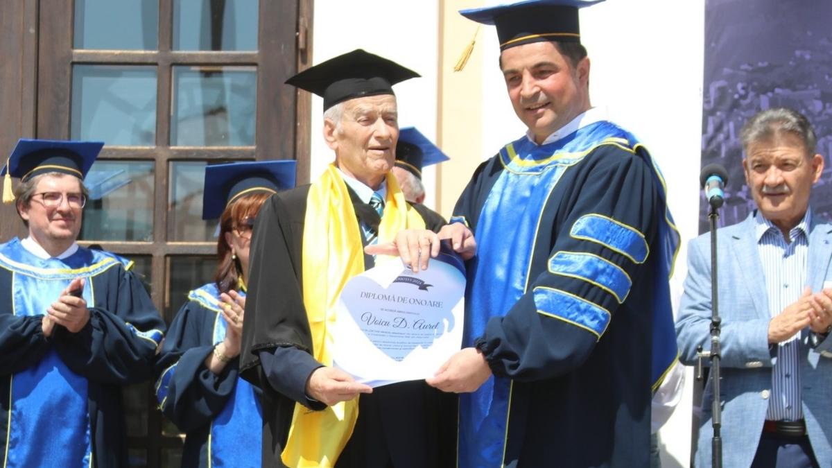 cel mai varstanic student romania primar cugir absolvit master 89 ani