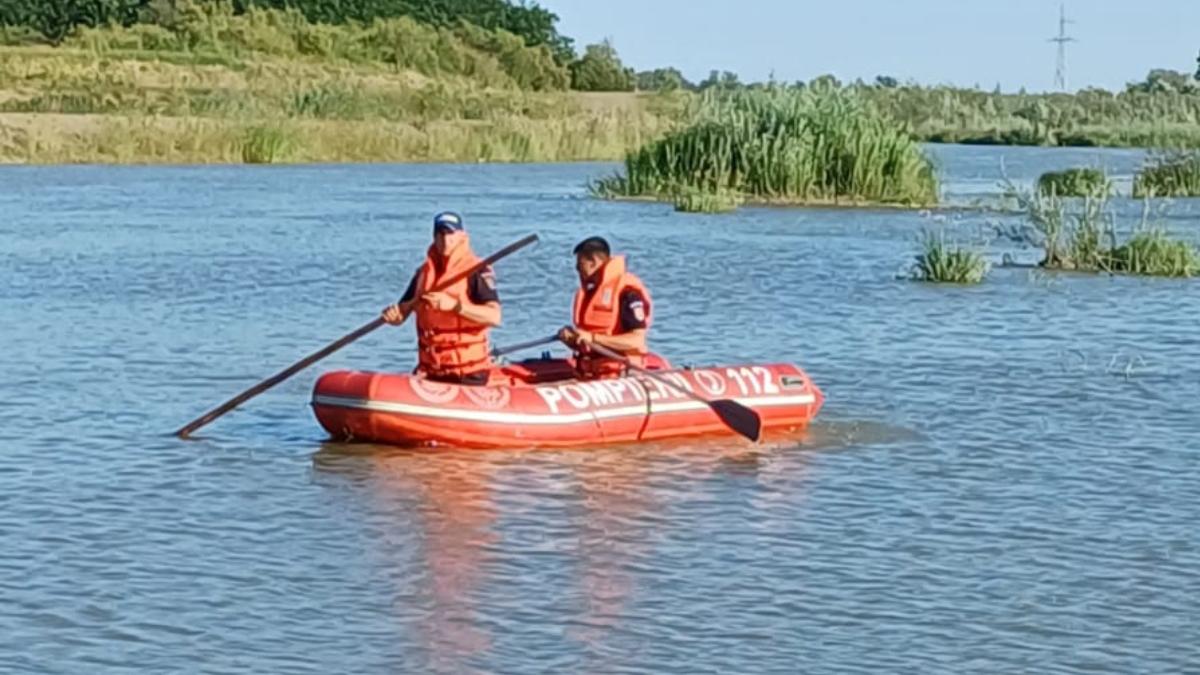 Un băiat de zece ani a dispărut în apele râului Siret, la Liteni. Pompierii îl caută cu două bărci pneumatice