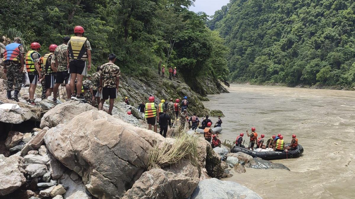 autobuze cazute rau nepal profimedia