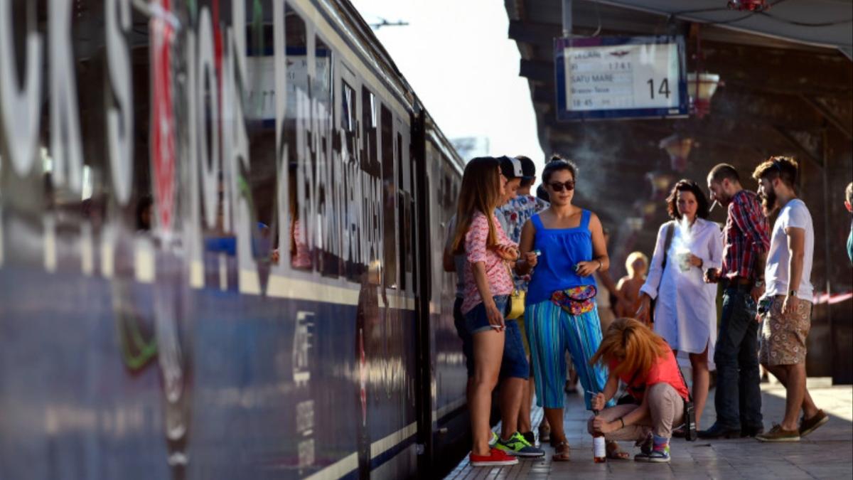 calatori langa un tren CFR