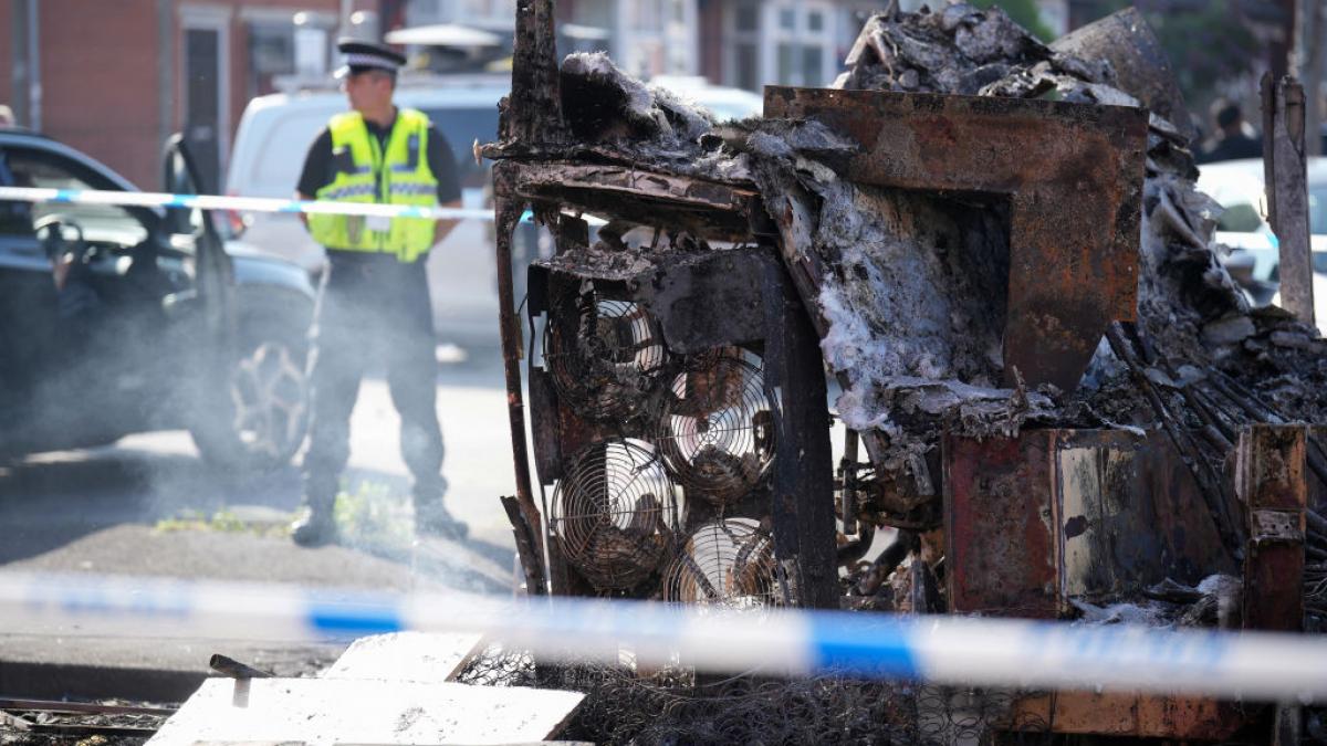 masini incendiate pe strazile din leeds