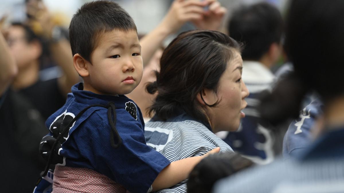 Japonia e îngrijorată că tinerii nu se mai căsătoresc și îi întreabă de ce nu o fac