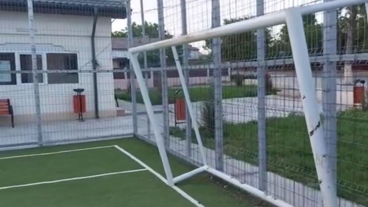 Un copil de 8 ani a murit, după ce o poartă metalică de pe un teren de fotbal a căzut peste el