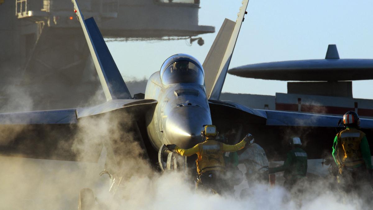 FA-18 Super Hornet se pregateste de decolare