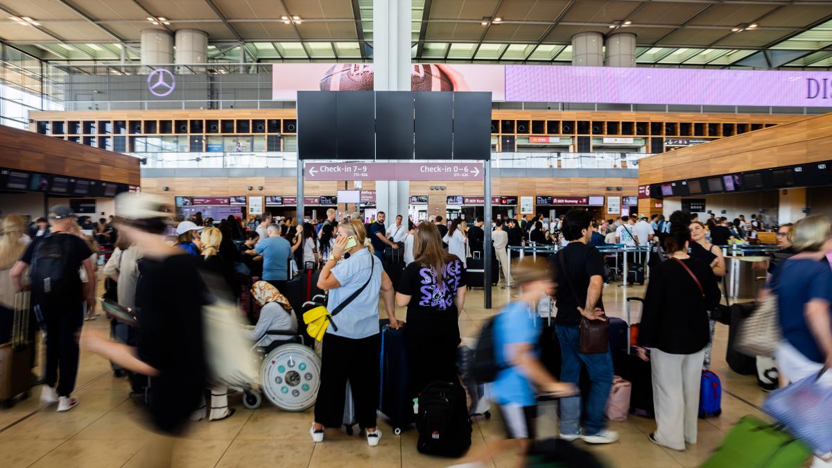 pasageri aeroport vacanta