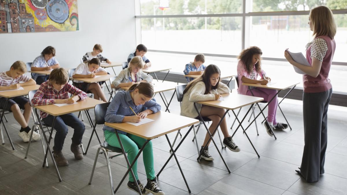 profesoara in sala de clasa cu elevi