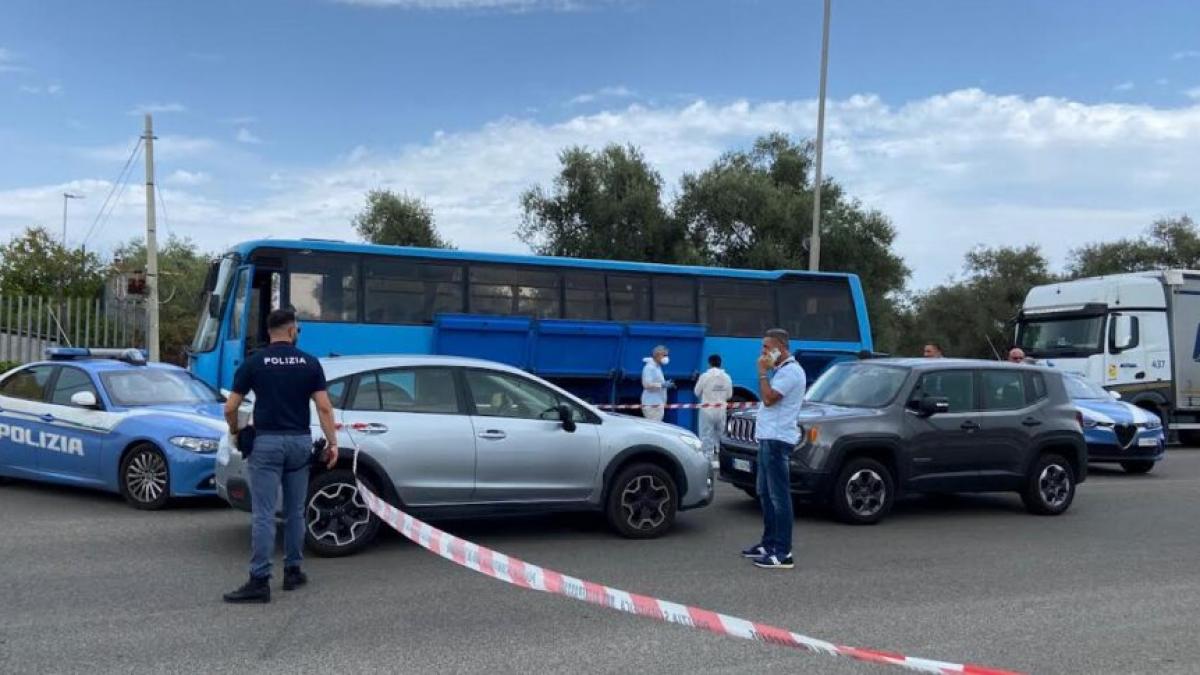 echipaj de politie langa un autobuz albastru