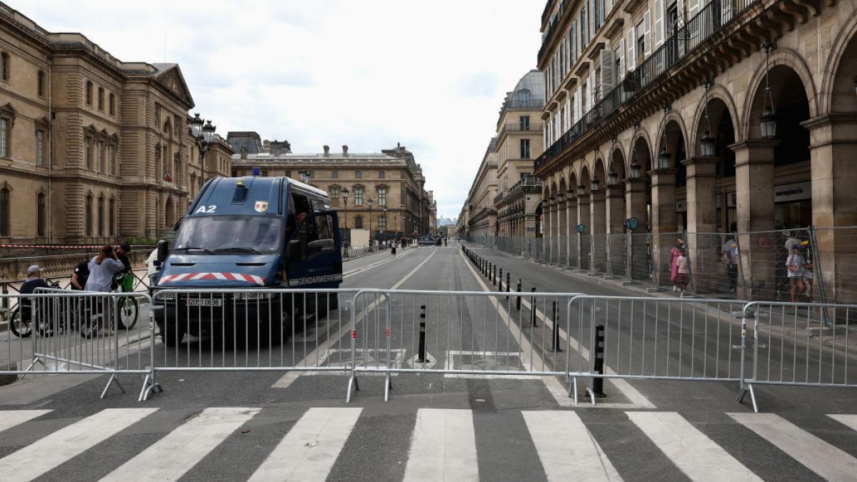 politisti patruleaza in paris