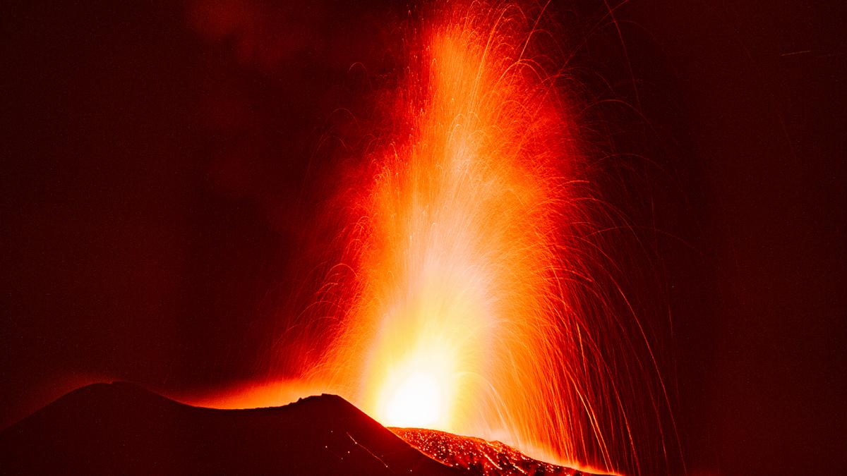 eruptia vulcanului etna