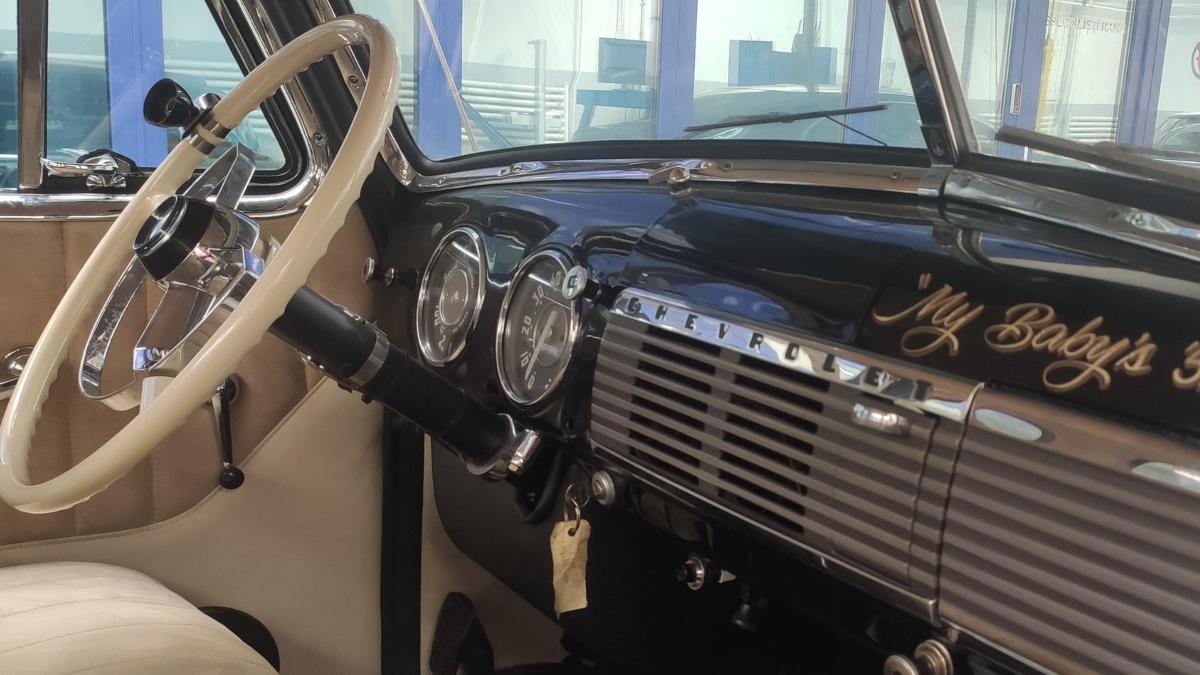 Imagini de colecţie cu un Chevrolet C100 și Aro 240, aduse pentru inspecţie la RAR