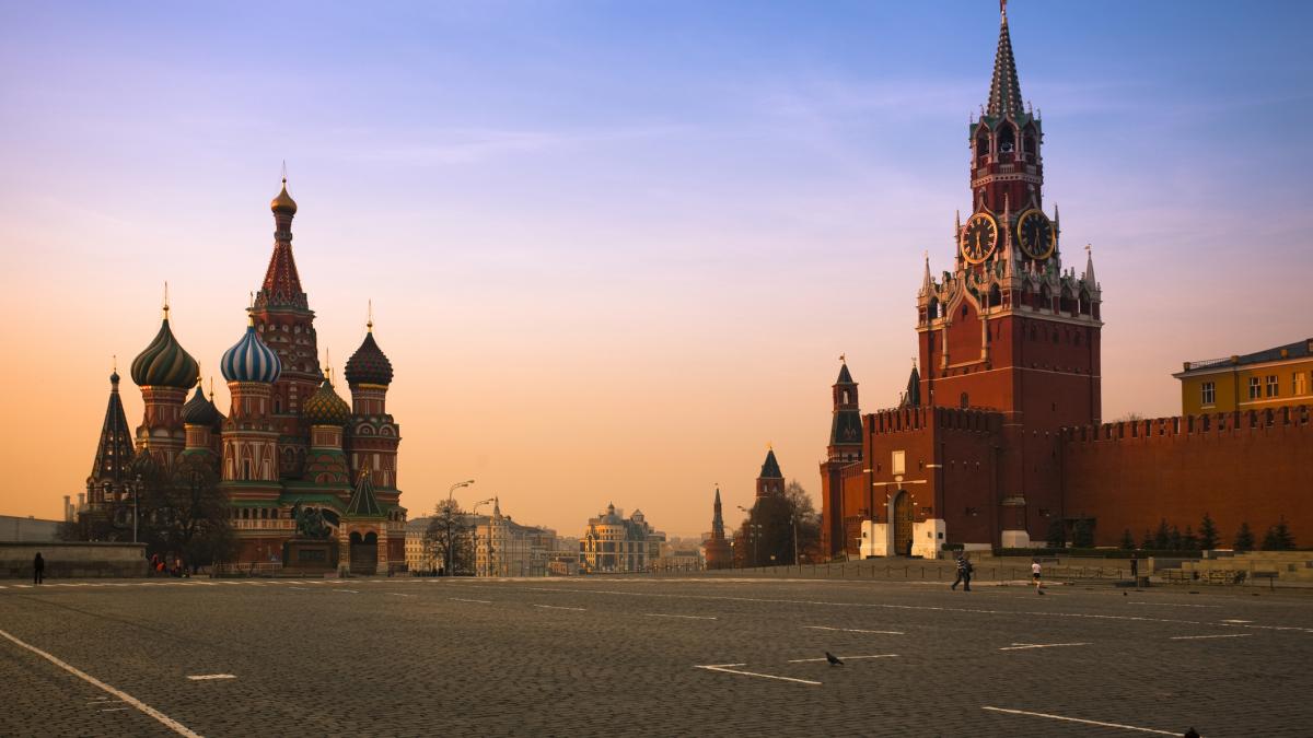 oameni pe strada in moscova