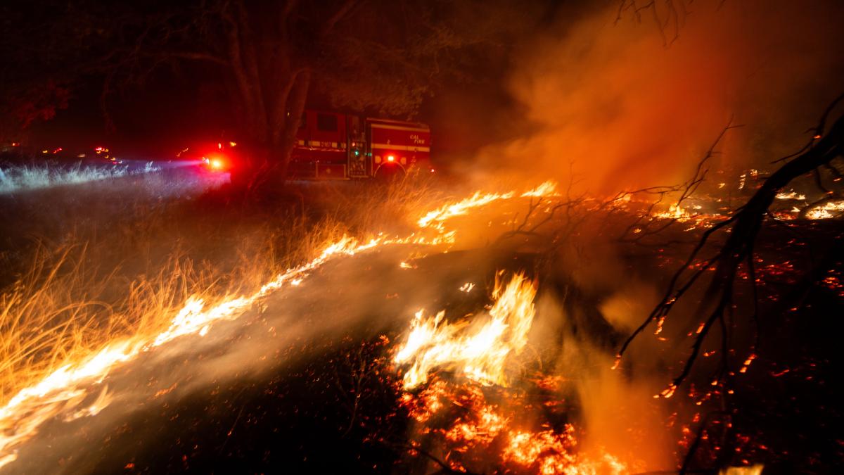 Peste 3.500 de persoane au fost evacuate din calea flăcărilor. De la ce a izbucnit