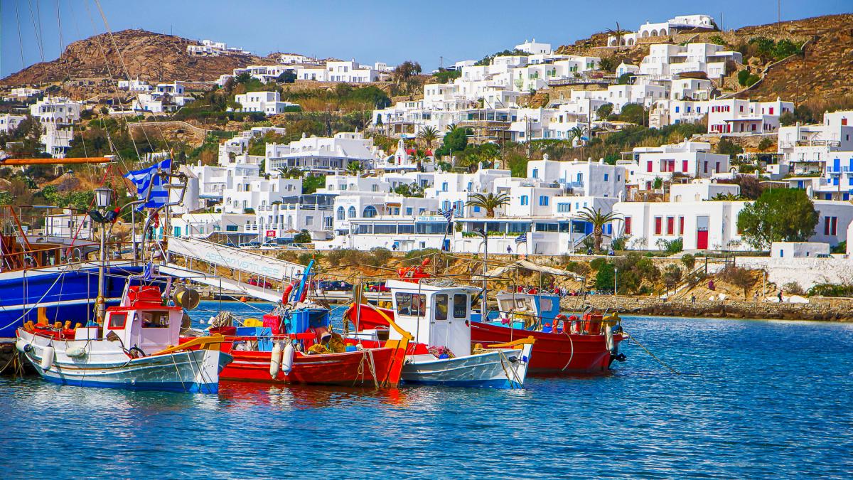 insula greceasca si barci in apa