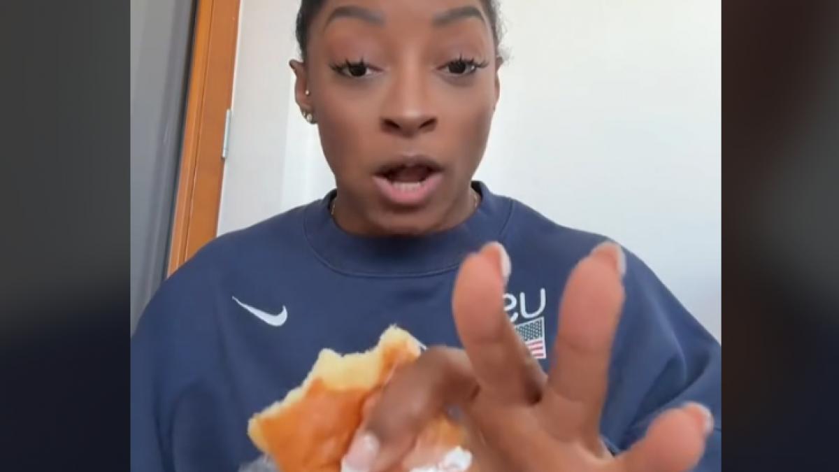 Simone Biles mananca pain au chocolat