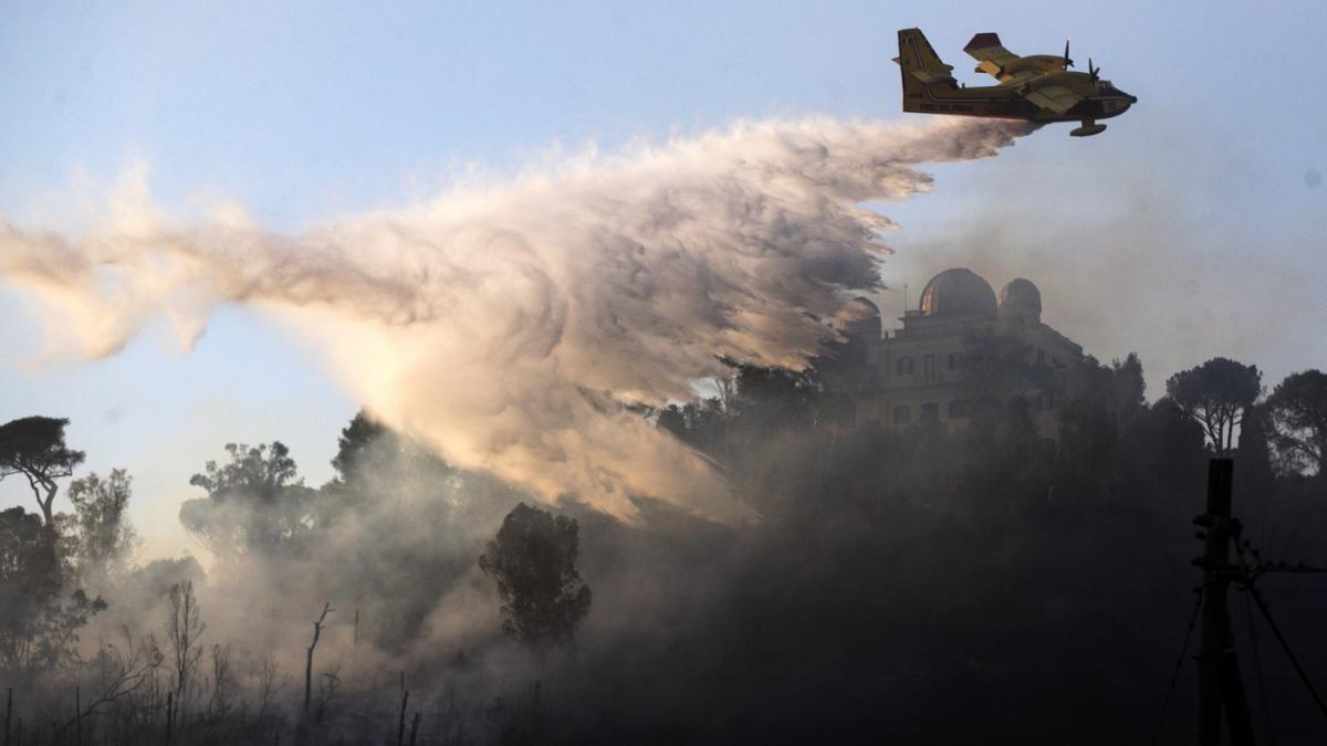 incendiu la roma, un elicopter intervine la stingerea flacarilor