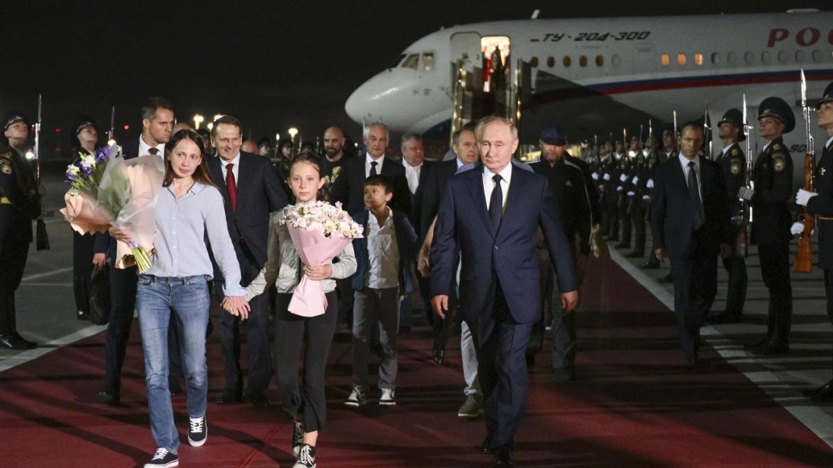 Copiii spionilor eliberați în urma schimbului istoric cu SUA nu știau cine e Putin. Au aflat în avion că sunt ruși