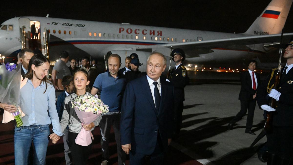 vladimir putin si prizonierii adusi in rusia, la aeroport