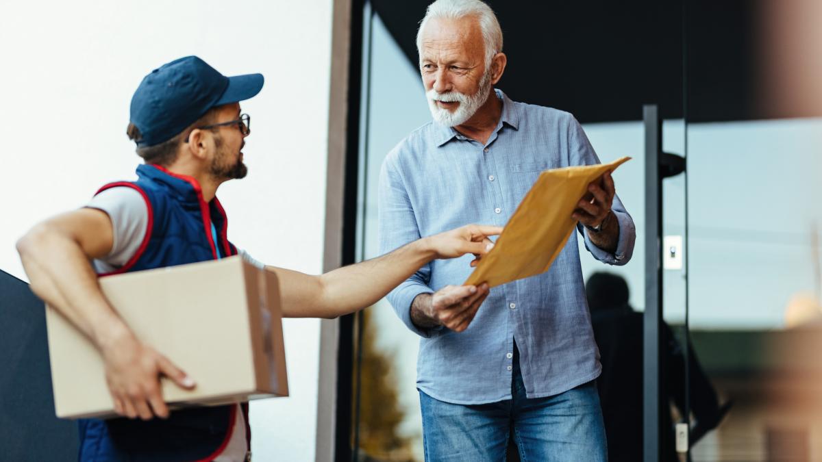 postas care livreaza un document unui pensionar