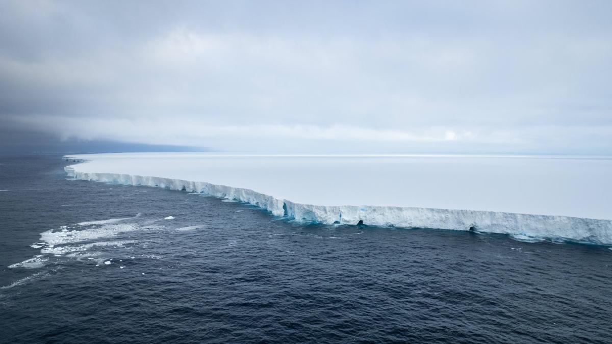 Fenomen bizar în Antarctica. Cel mai mare aisberg din lume a rămas blocat în același loc de luni de zile și se rotește încontinuu