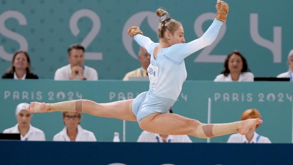 sabrina voinea in timpul unui exercitiu de gimnastica