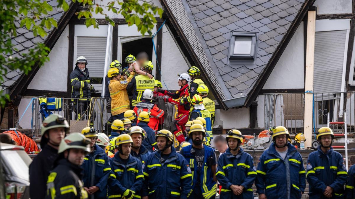 salvatori cauta supravietuitori dupa ce un hotel din germania s-a prabusit