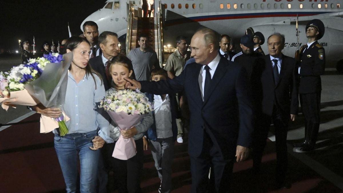 putin ii intampina la aeroport pe familia dultev