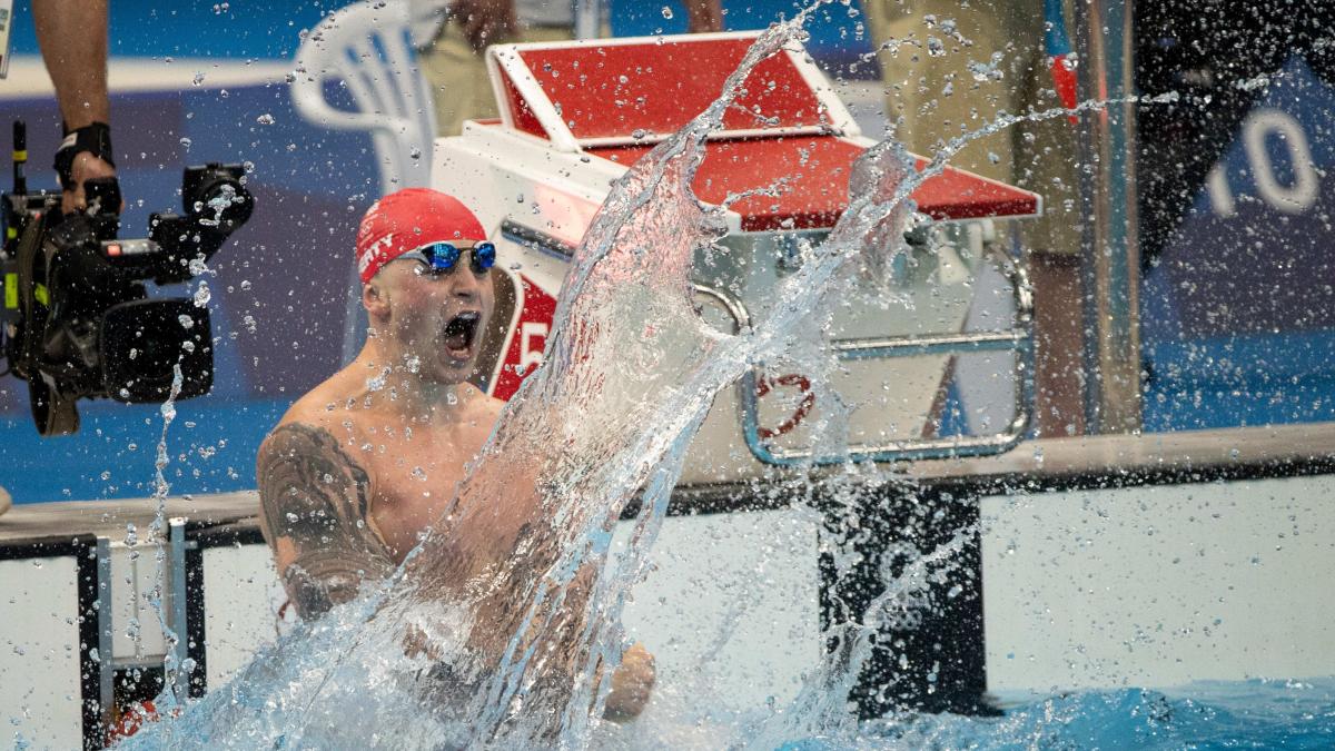 adam peaty in bazinul de inot